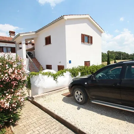 Two-bedroom In Porec/istrien 10040 Apartamento *